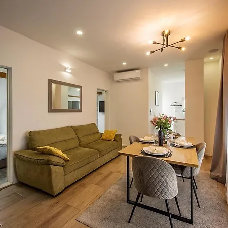 Apartament I & J *